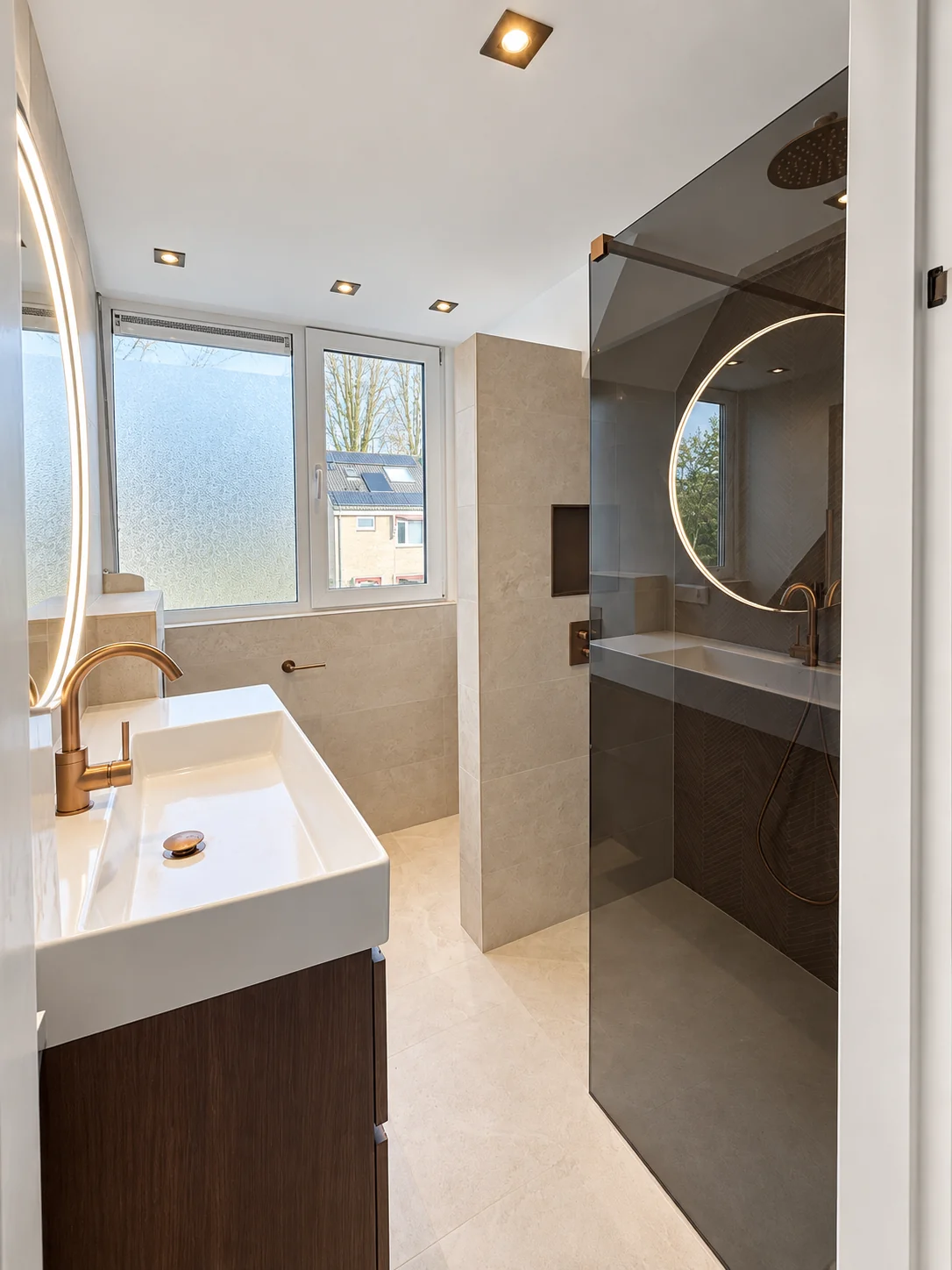 Badkamer met wastafelmeubel en douche