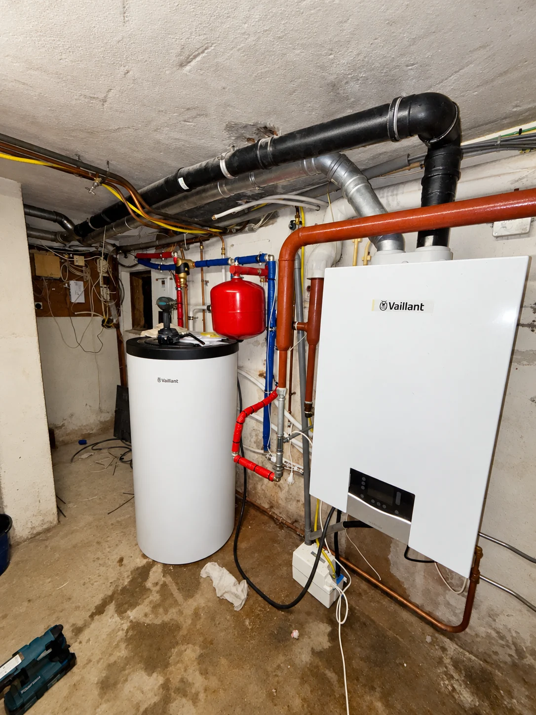 Technische ruimte met verwarmingsinstallatie, voorraadvat en leidingwerk